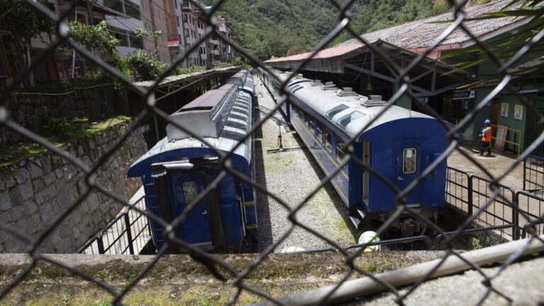 Perú: al menos un muerto y 30 heridos tras choque de trenes en vía a Machu Picchu