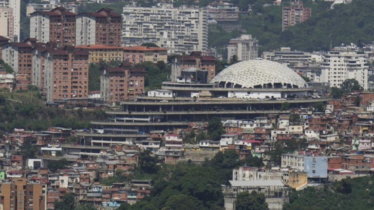 El exgobernador venezolano Alfredo Díaz murió tras un año de aislamiento en El Helicoide, asegura el Foro Penal