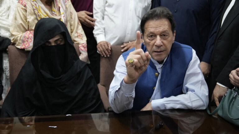 Pakistán: Imran Khan y su esposa, condenados a 17 años de cárcel por corrupción