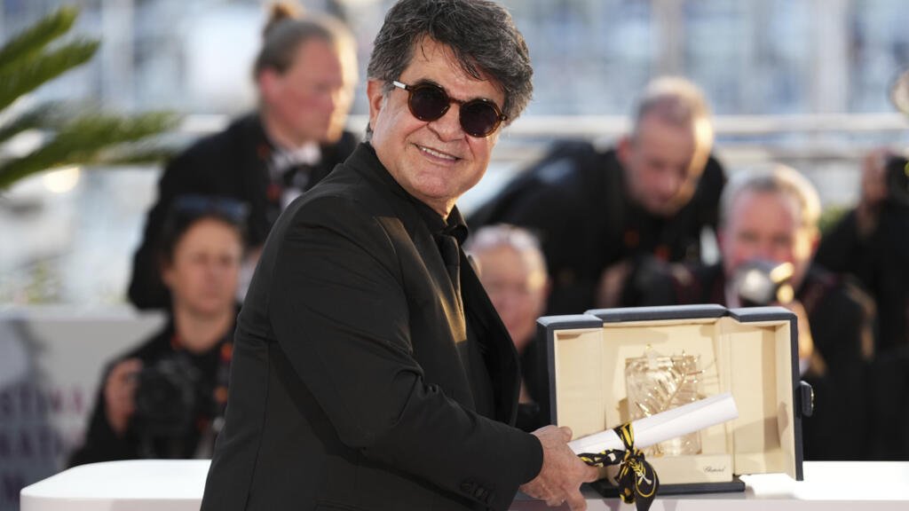 Irán condena "en ausencia" al galardonado director Jafar Panahi a un año de prisión