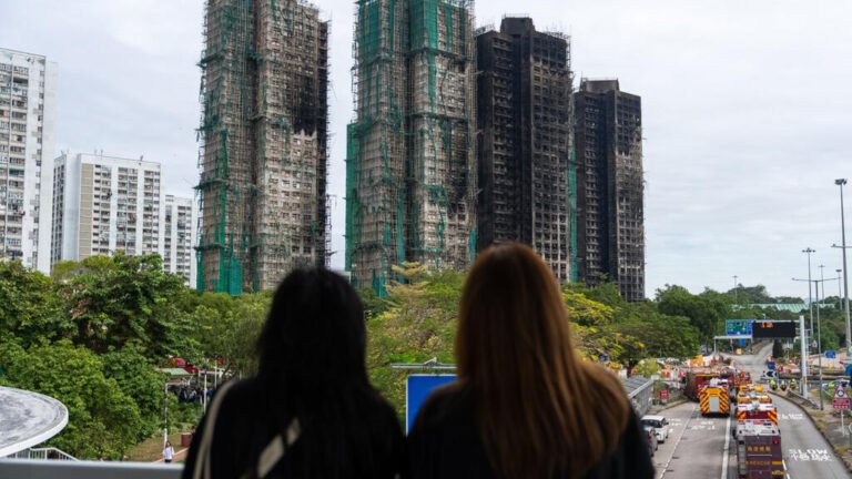 Hong Kong: balance del incendio asciende a 151 muertos y 13 detenidos