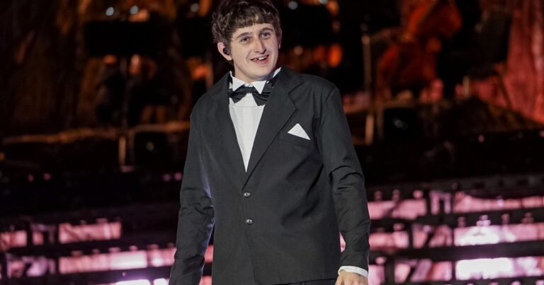 Dillom coronó su ascenso con un Vélez lleno donde Pity Alvarez mandó saludos y hubo invitados como Lali, Juanse y más