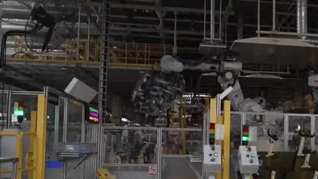 Las 'fábricas oscuras' de China: cientos de robots producen más de mil autos eléctricos al día