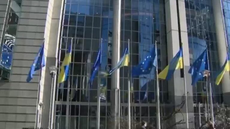 La UE acuerda congelar indefinidamente los activos rusos congelados