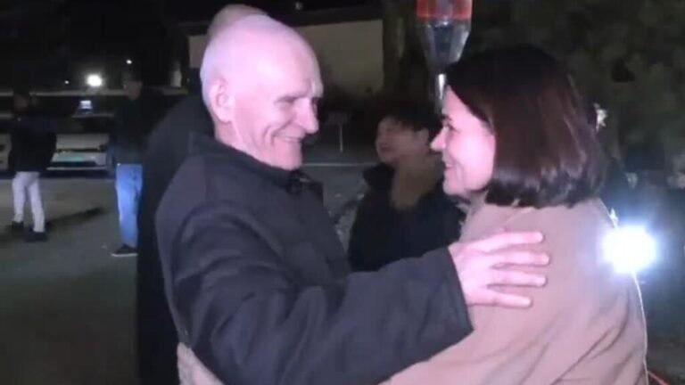 Belarús libera a 123 presos, incluido el ganador del Premio Nobel de Paz, Ales Bialiatski