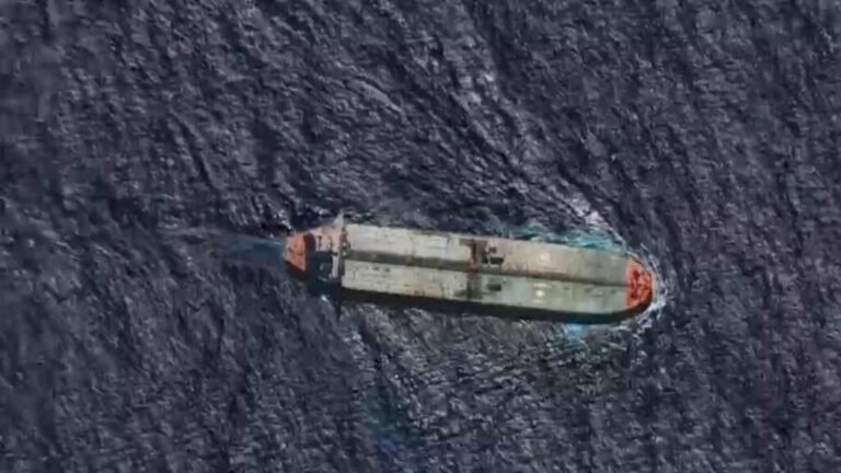 Trump ordena el bloqueo "total y completo" de buques petroleros que entren o salgan de Venezuela