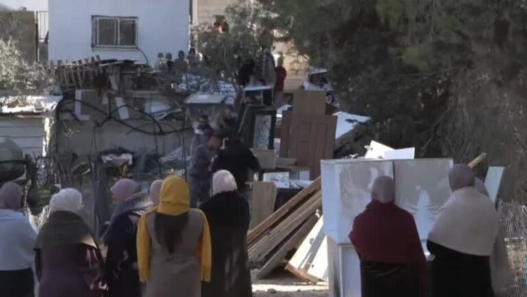 Israel derriba 25 edificios residenciales en campo de refugiados en Cisjordania ocupada