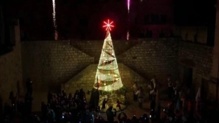 Primer árbol de Navidad encendido en Siria tras 14 años de conflicto