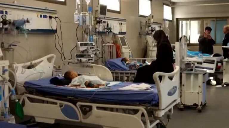 Niños en cuidados intensivos en Gaza enfrentan escasez crítica de atención médica
