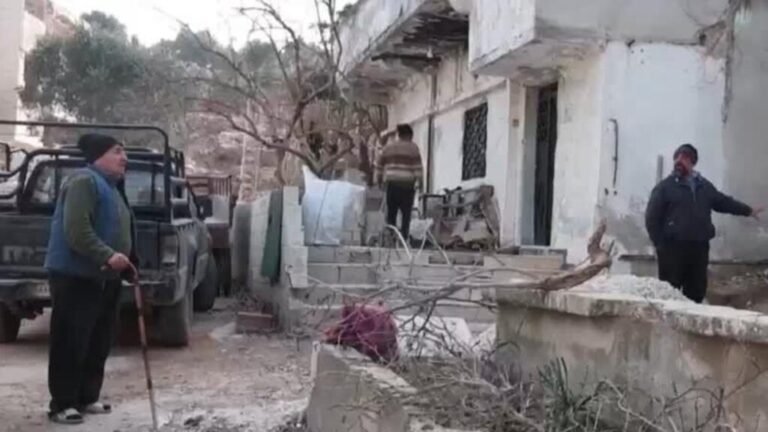 Cristianos regresan a un pueblo sirio devastado por la guerra para reconstruirlo y vivir la Navidad