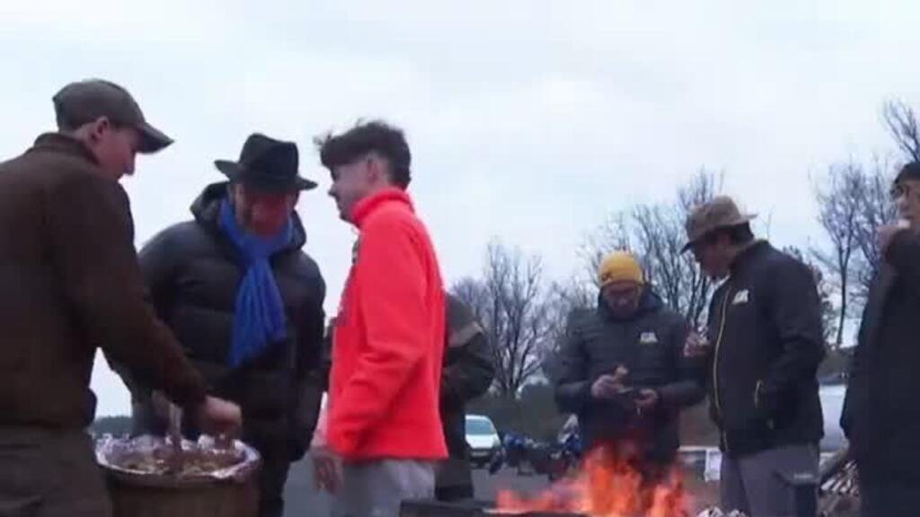 Agricultores protestan en autopistas de Francia en plena Navidad por gestión de la dermatosis bovina