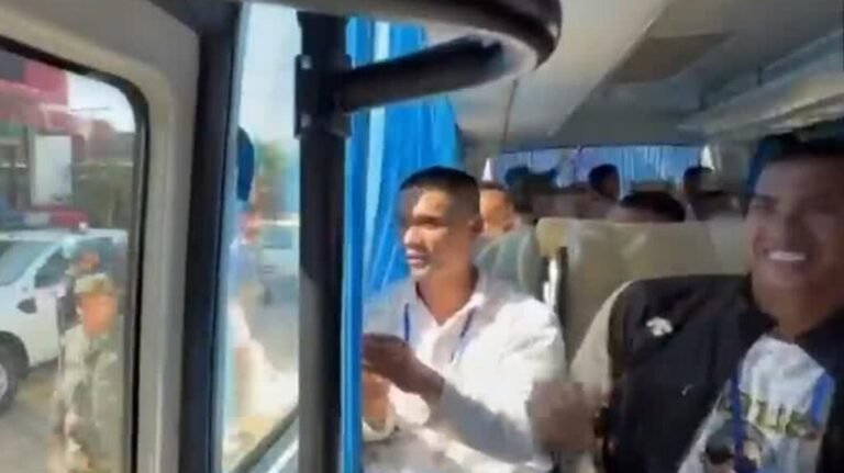 Liberan a soldados camboyanos tras 155 días y crece la esperanza de paz