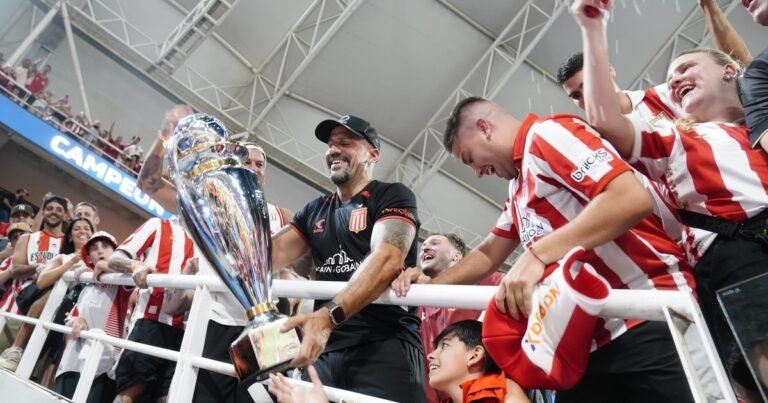 Juan Sebastián Verón campeón con Estudiantes: recibió el trofeo en la tribuna y tuvo su dulce revancha contra la AFA de Tapia