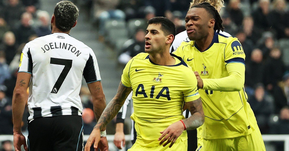 Cuti Romero tuvo su noche soñada con el Tottenham: golazo de palomita y chilena en el último minuto para empatarle al Newcastle