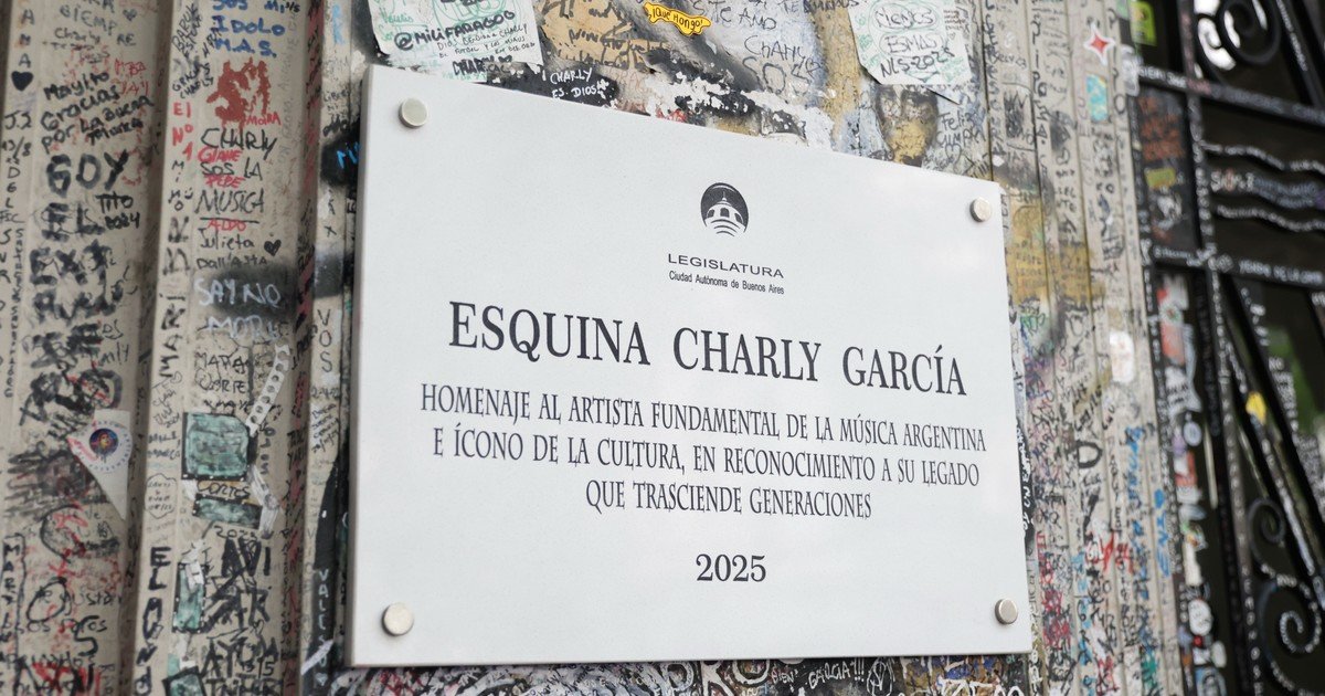 Charly García ya tiene una placa en su honor en Santa Fe y Coronel Díaz: la ceremonia íntima con músicos, amigos y familiares