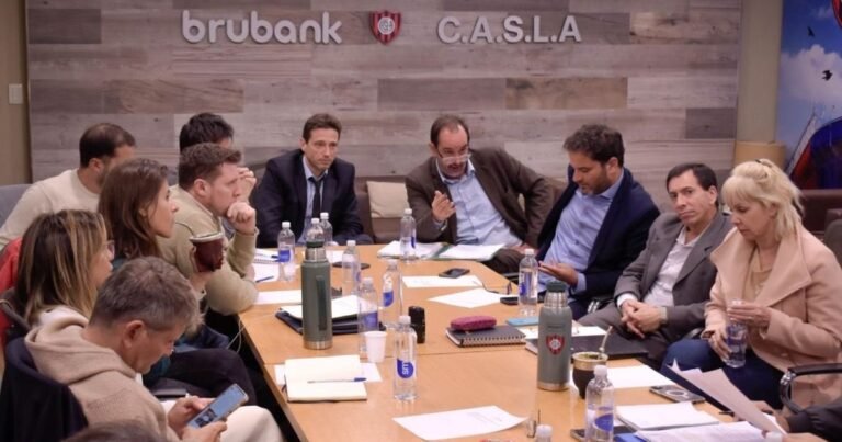 Reunión bisagra en San Lorenzo para definir si hay acefalía: las posturas de todos los dirigentes, entre renuncias, licencias y especulaciones