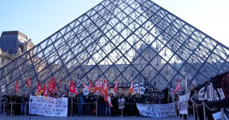 ¿Por qué los empleados del Louvre, el museo más visitado del mundo, siguen en huelga?