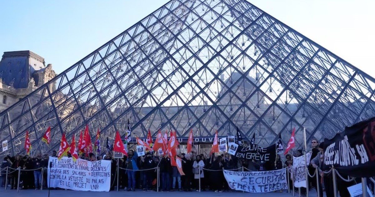 ¿Por qué los empleados del Louvre, el museo más visitado del mundo, siguen en huelga?