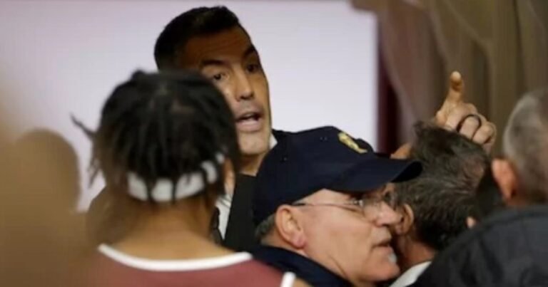 Escándalo en el básquet italiano: agredieron a Luis Scola por la espalda en un partido de la Lega A