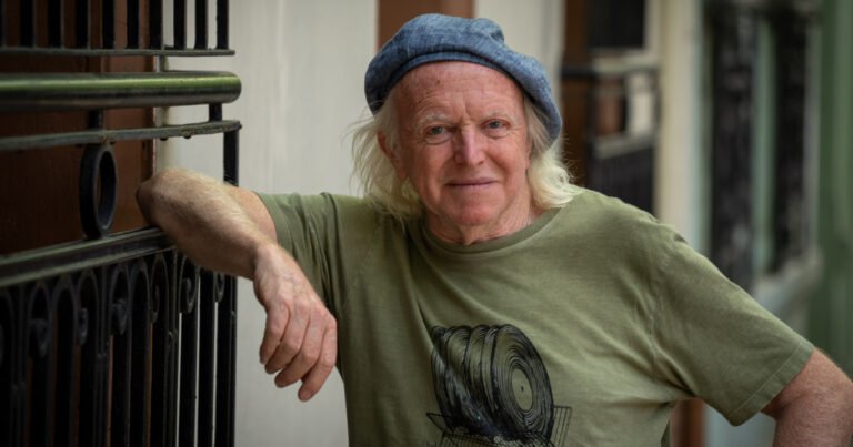 Miguel Cantilo, a los 76: el rock para pedir ayuda o denunciar y el trabajo codo a codo con sus hijos