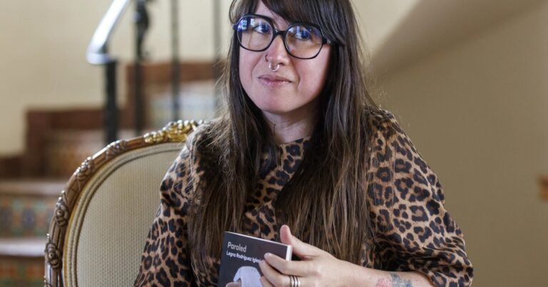 Una inmigrante, un iPod y canciones noventeras: la cubana Legna Rodríguez publica ‘Paroled’