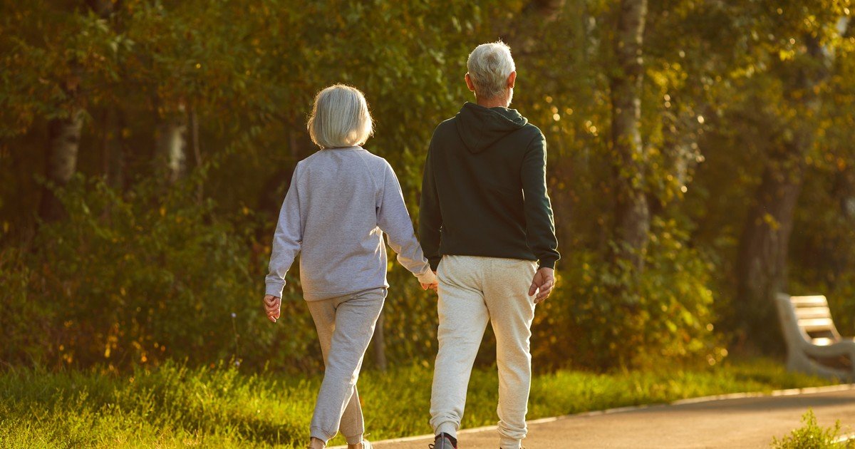 Adultos mayores sedentarios: caminar puede frenar la progresión del Alzheimer, pero no se habla de 10 mil pasos sino de “una meta más alcanzable”