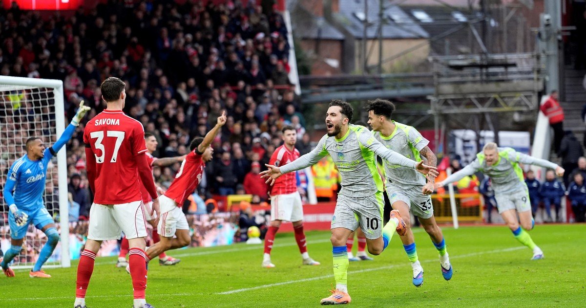 Premier League: Manchester City se llevó un triunfo ante Nottingham Forest de la mano de Cherki y le puso presión al Arsenal
