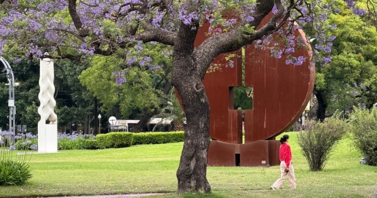 Dos esculturas monumentales de Marino di Teana se incorporan al paisaje urbano junto al Bellas Artes