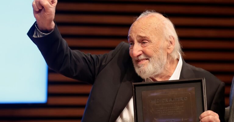 Murió Héctor Alterio: su última entrevista con Clarín, el emotivo homenaje en el CCK y la despedida de Buenos Aires