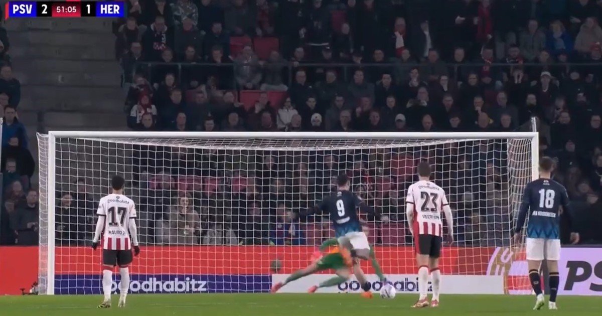 Cómo es la nueva técnica para los penales que desafía las reglas del fútbol y complica a los arqueros