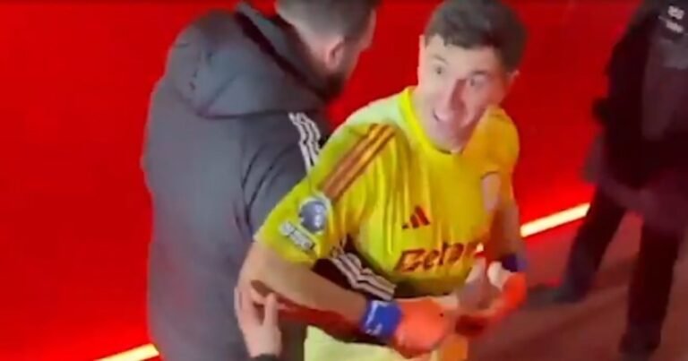 La bronca del Dibu Martínez tras la goleada del Arsenal al Aston Villa: se cruzó con un hincha rumbo al vestuario y lo tuvieron que separar