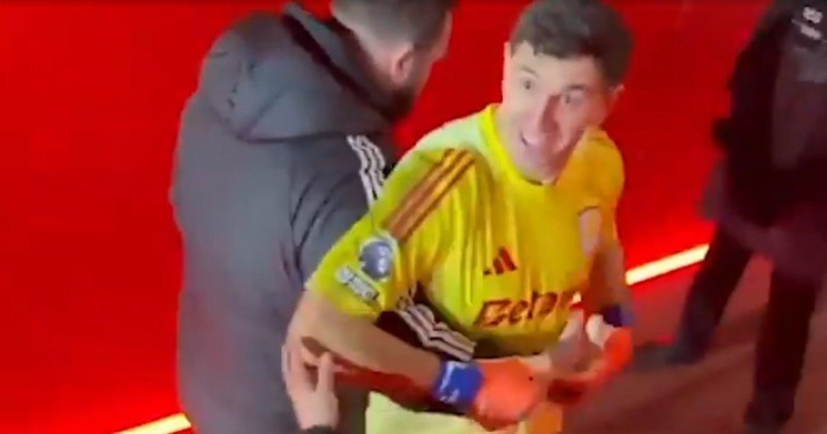 La bronca del Dibu Martínez tras la goleada del Arsenal al Aston Villa: se cruzó con un hincha rumbo al vestuario y lo tuvieron que separar