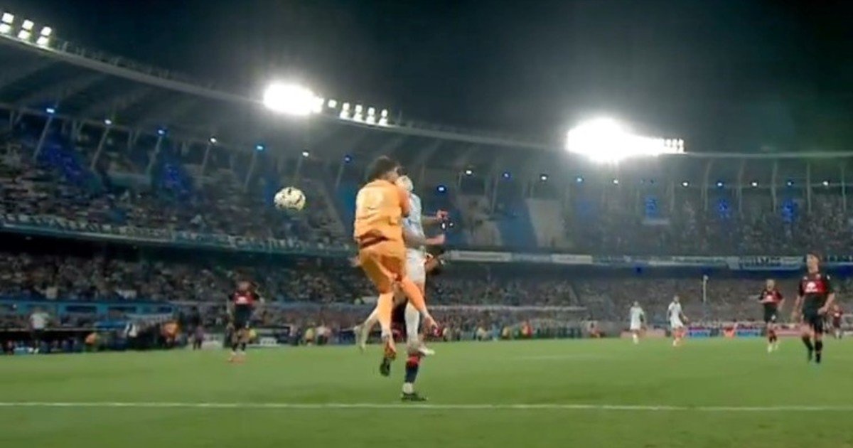 La polémica del Cilindro que casi cambia la historia: Racing reclamó un penal "a lo Neuer contra Higuaín" pero todo terminó con la expulsión de Martirena