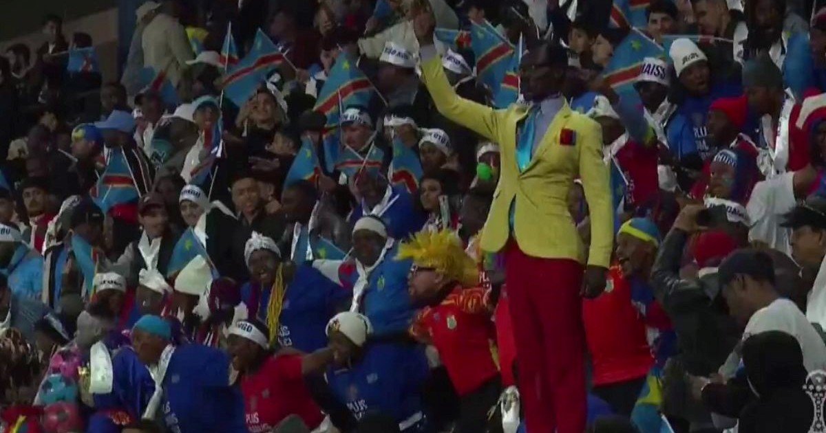 Muerte, ácido y un diente de oro: la historia detrás de Lumumba, el hincha que no se mueve en los partidos de la Copa Africana de Naciones