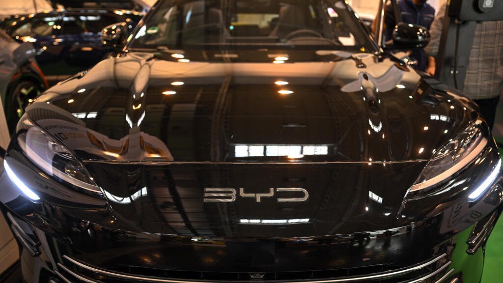 La empresa china BYD se encamina a superar a Tesla en ventas de vehículos eléctricos en 2025