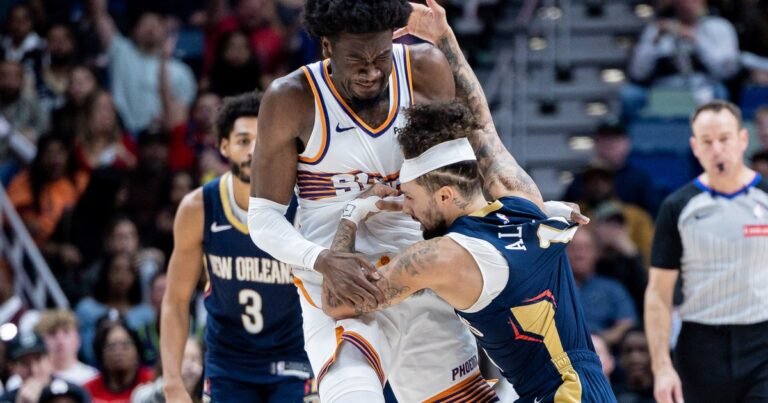 A las piñas en la NBA: el "mini" Alvarado y el "gigante" Williams y una furiosa pelea desigual en un duelo caliente entre New Orleans Pelicans y Phoenix Suns