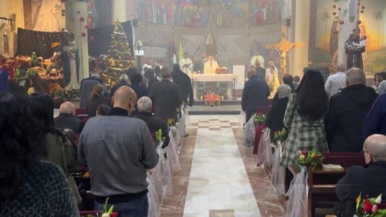 Cristianos en Gaza vuelven a celebrar la Navidad en la única iglesia católica del enclave