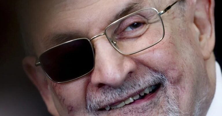 Salman Rushdie en Barcelona: “Los tiempos oscuros pasarán”