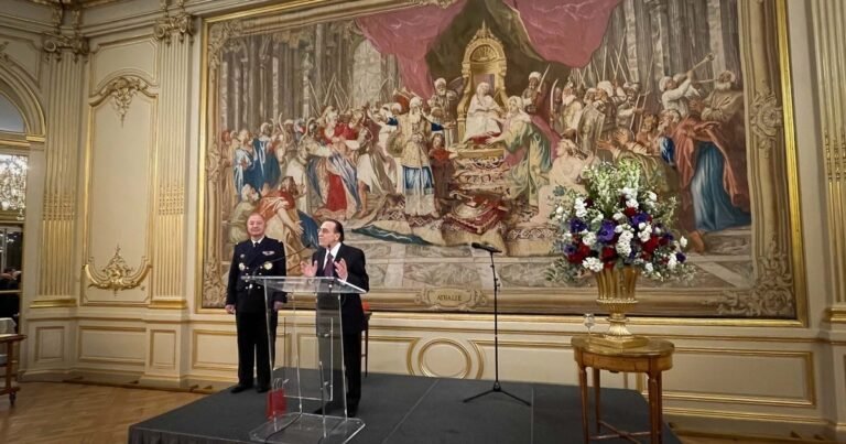 El psiquiatra argentino Juan David Nasio fue condecorado en París con la prestigiosa Legión de Honor