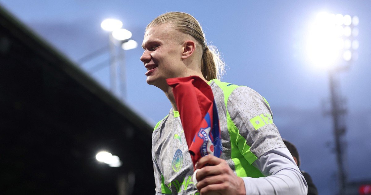 Premier League: los goles de Haaland mantienen al City a la caza del Arsenal y el Aston Villa sigue de racha sin Dibu Martínez