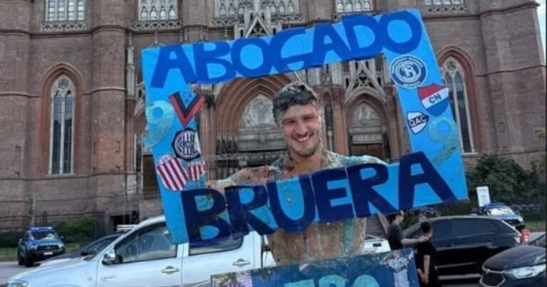 Facundo Bruera, el goleador de Barracas Central que cerró el año con el título más feliz: retomó su carrera y se recibió de abogado a los 27 años