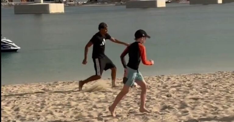 La Navidad futbolera de Lamine Yamal: el crack del Barcelona sorprendió a unos niños y jugó un picado en una playa de Dubái