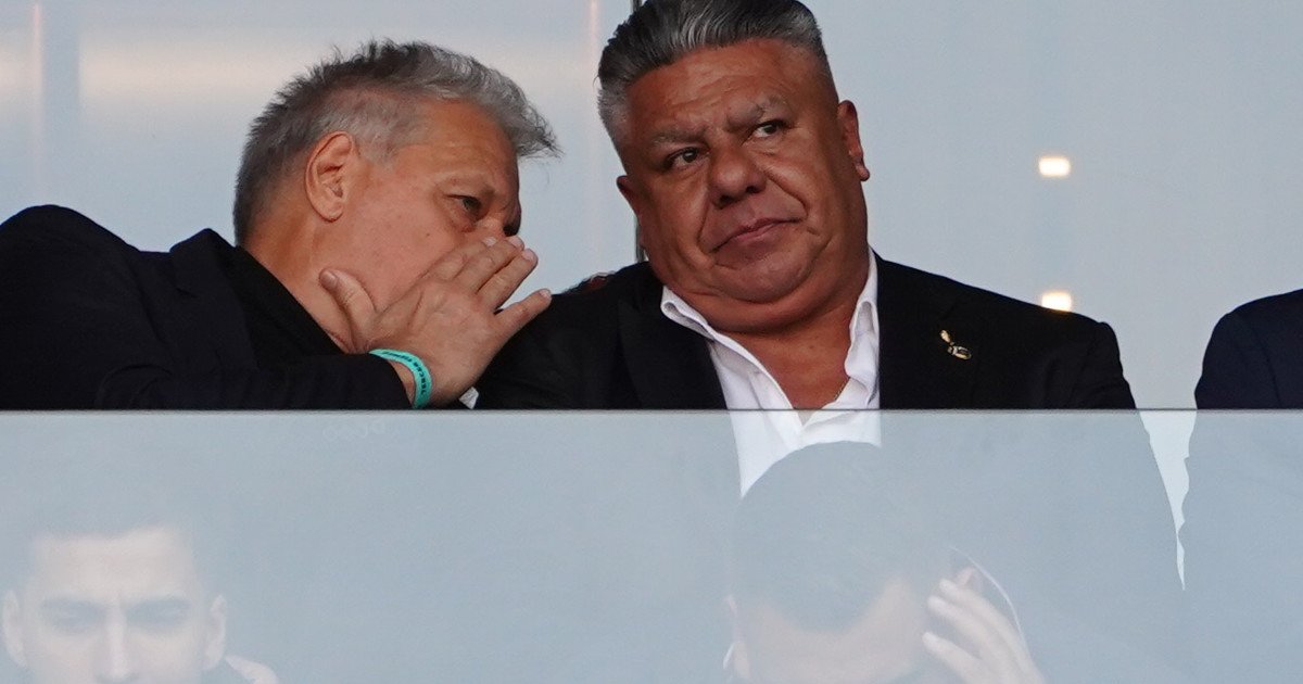 Claudio Chiqui Tapia, en medio del escándalo, ya es mirado de reojo por los dirigentes del fútbol argentino: unos lo adulan por interés y otros tragan saliva