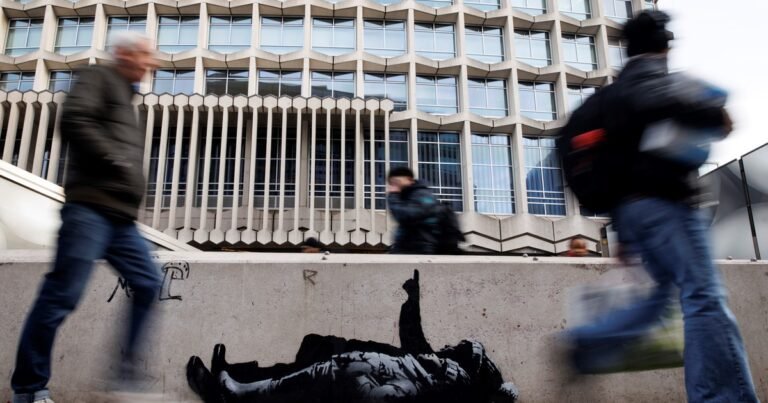 Un nuevo mural de Banksy apareció en dos puntos de Londres: un llamado de atención sobre los chicos sin hogar que nadie mira