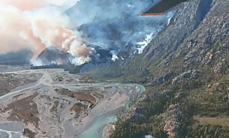 El Incendio en El Turbio permanece activo y sin control