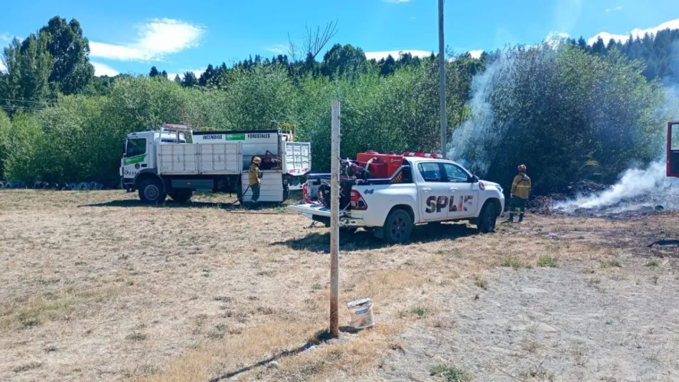 Extinguieron un incendio en la costa del río Quemquemtreu