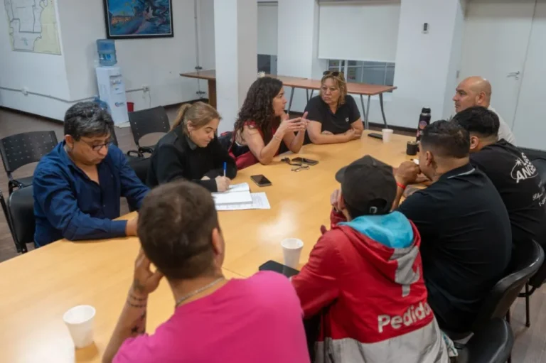 Motociclistas deliverys se reunieron en el Concejo para abordar cuestiones de seguridad vial