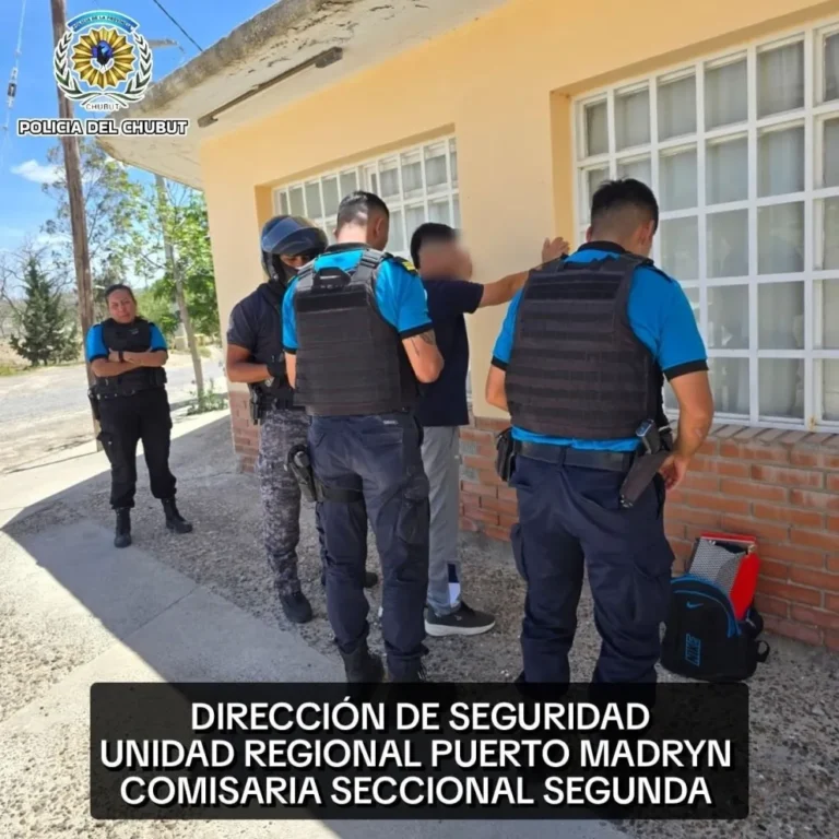 Agredió a su ex y le robó su computadora