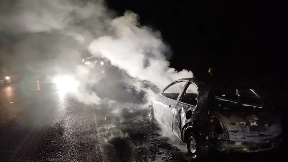 Iban a pasear rumbo a Playa Unión y se les quemó el auto