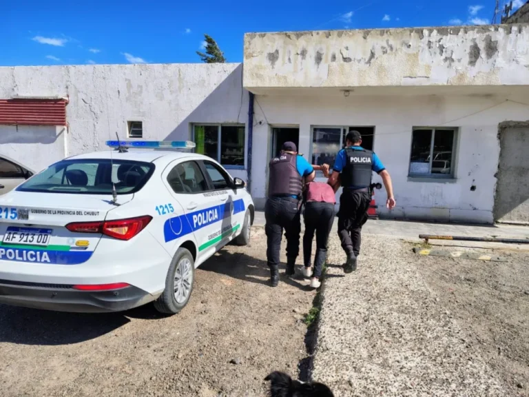 Sorprenden a un "trapito" barreteando la puerta de una carnicería